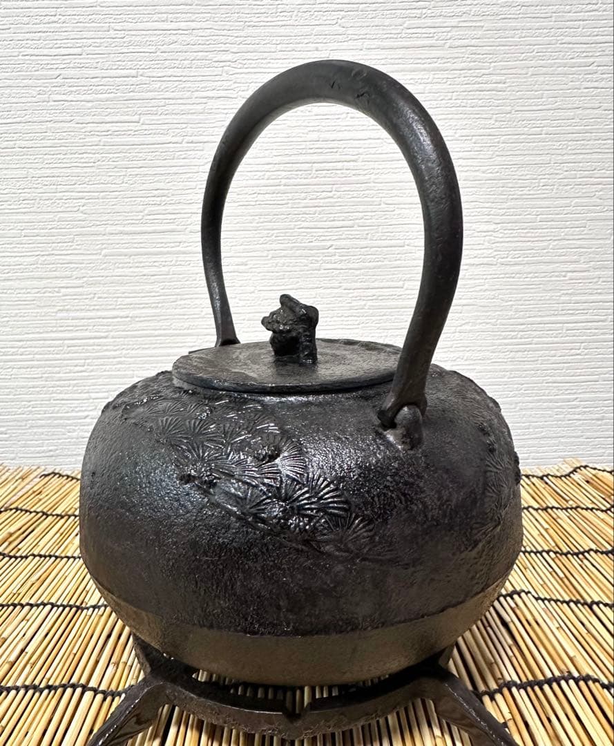 未使用品 南部秀山堂 佐藤 勝弘作 １５型松文様 鉄瓶　南部鉄瓶 南部鉄器 鉄瓶