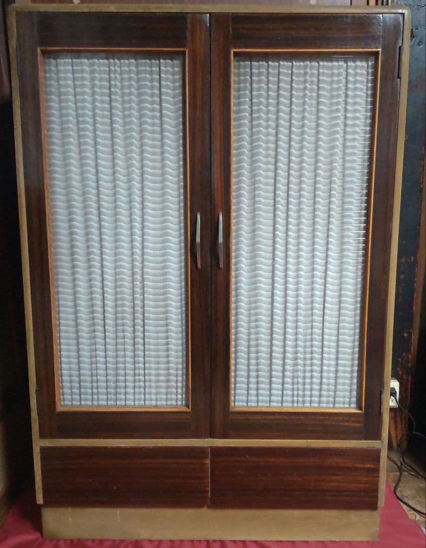 レトロな木製キャビネット 古い本棚 ガラス扉付き カーテン付き