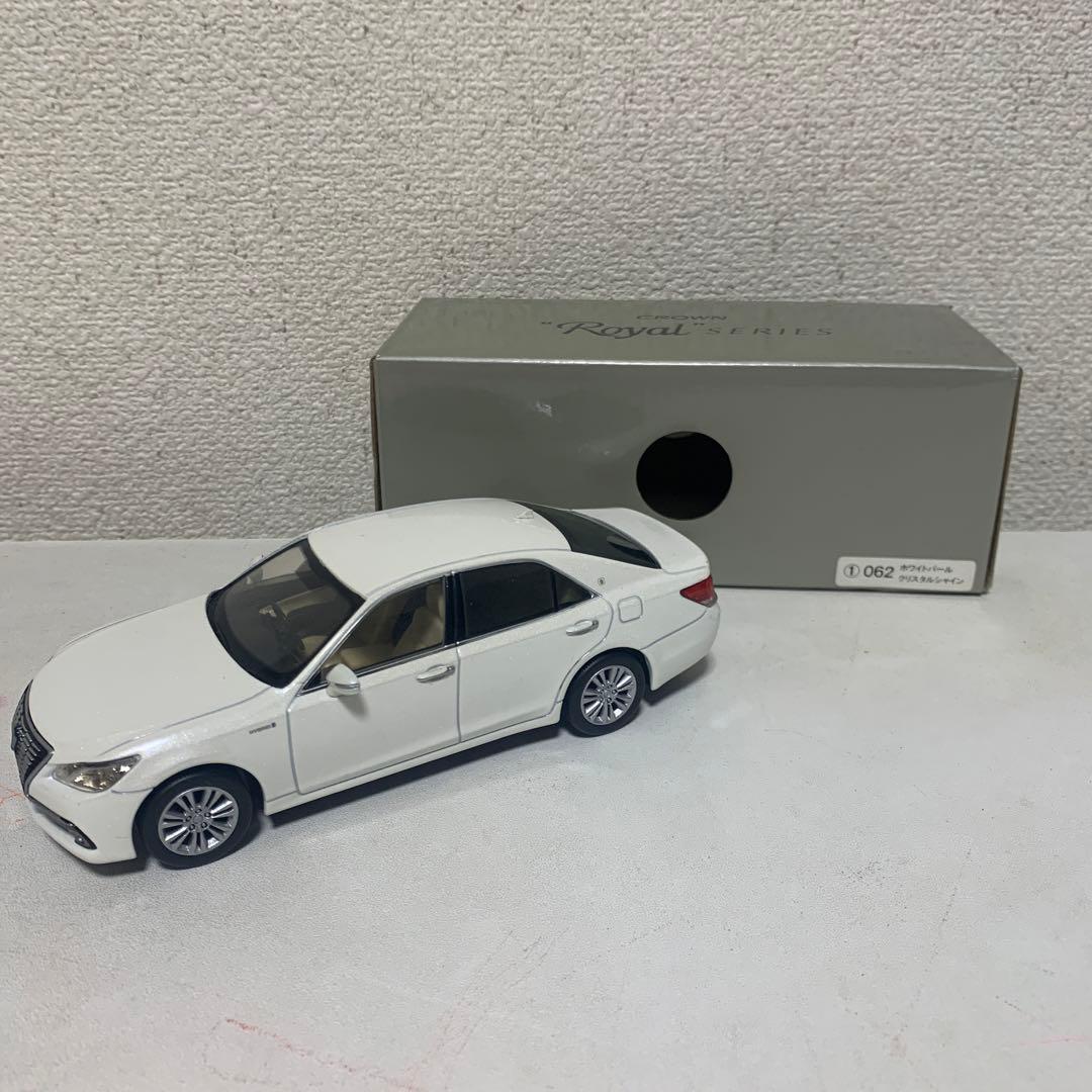 1/30 トヨタ クラウンロイヤル ミニカー　ホワイトパールクリスタルシャイン