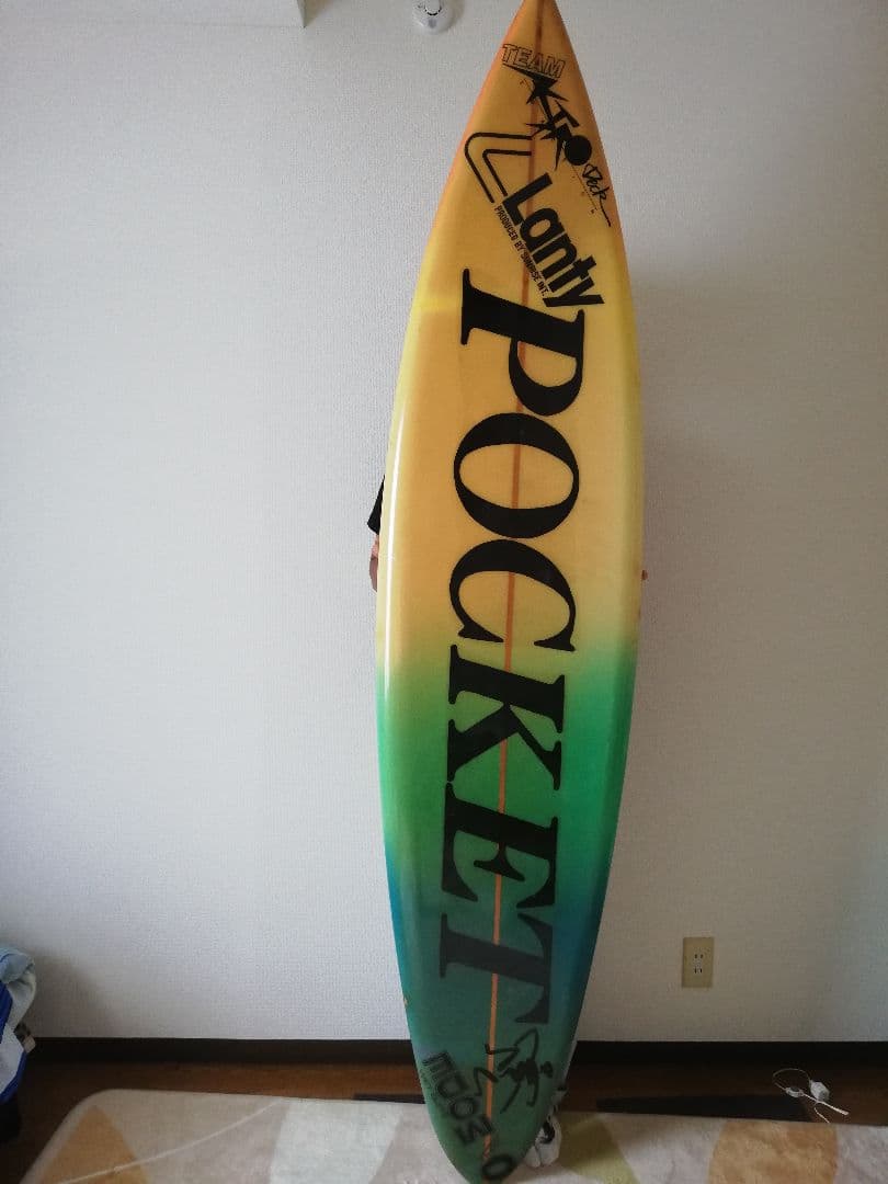 レゲエカラーのサーフボードになります