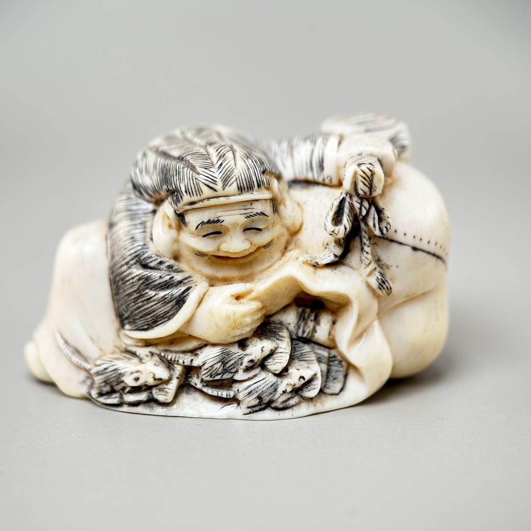 寝ている老人の彫刻極上　根付　天然素材アンティーク骨董　飾り物古美術置物細密細工