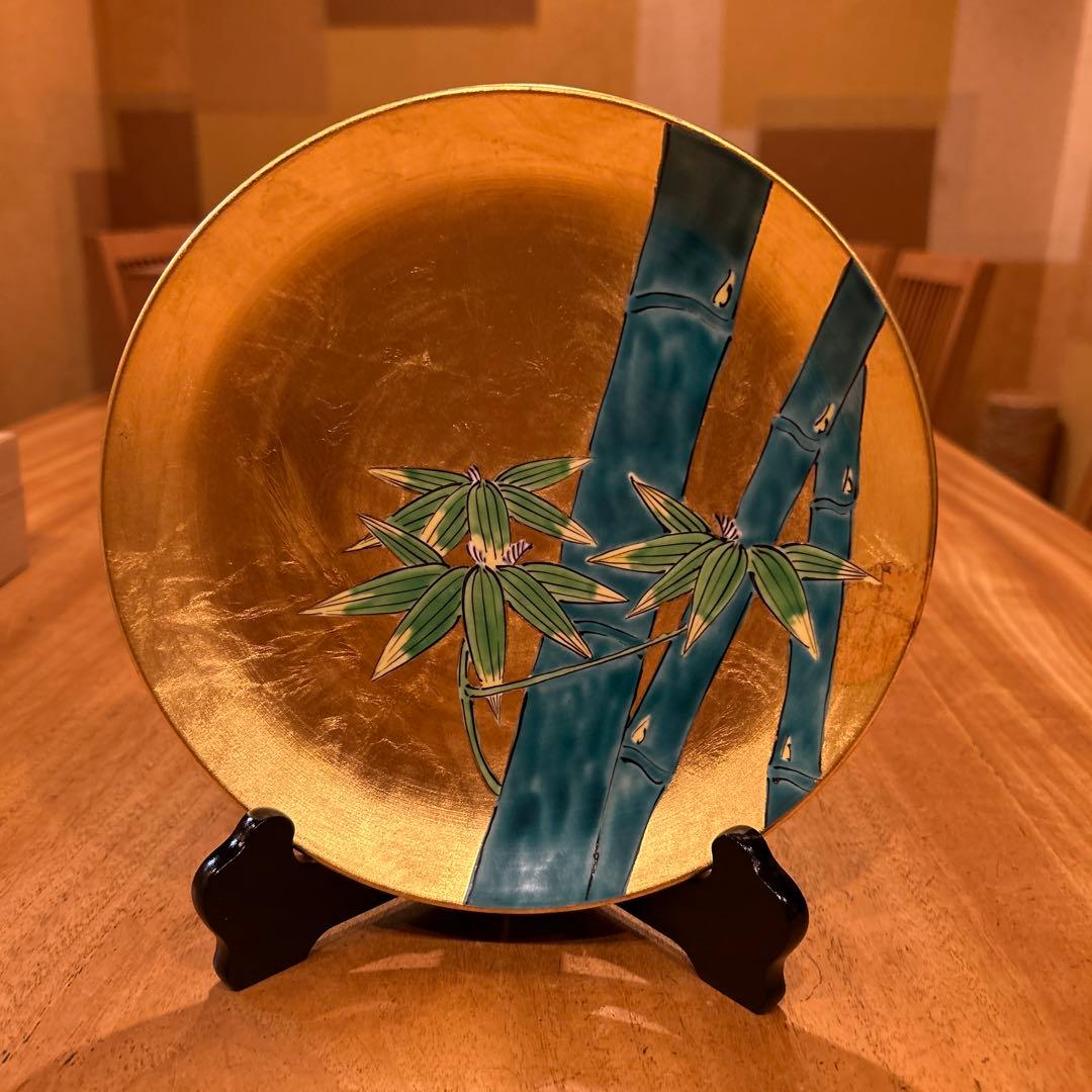 飾り皿　琥山窯　竹絵金箔推　皿立て箱付