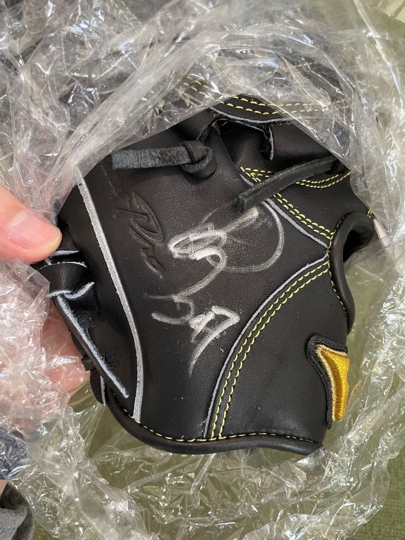 ミズノ 軟式グローブ(黒、投手用) 高橋奎二選手サイン付き【24H以内発送】