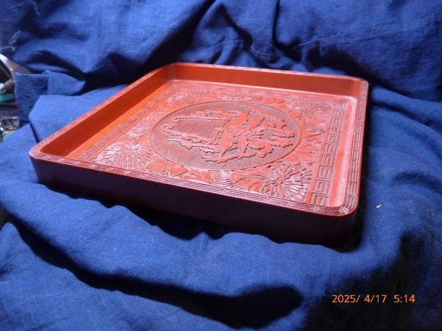 古い物です　素晴らしい推朱の盆です。迫力があります