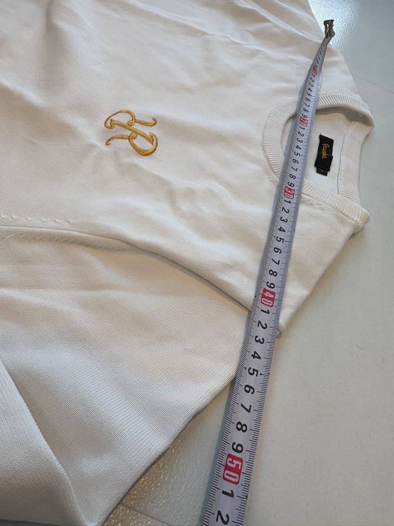 ホワイトセーター ゴールド刺繍ロゴ