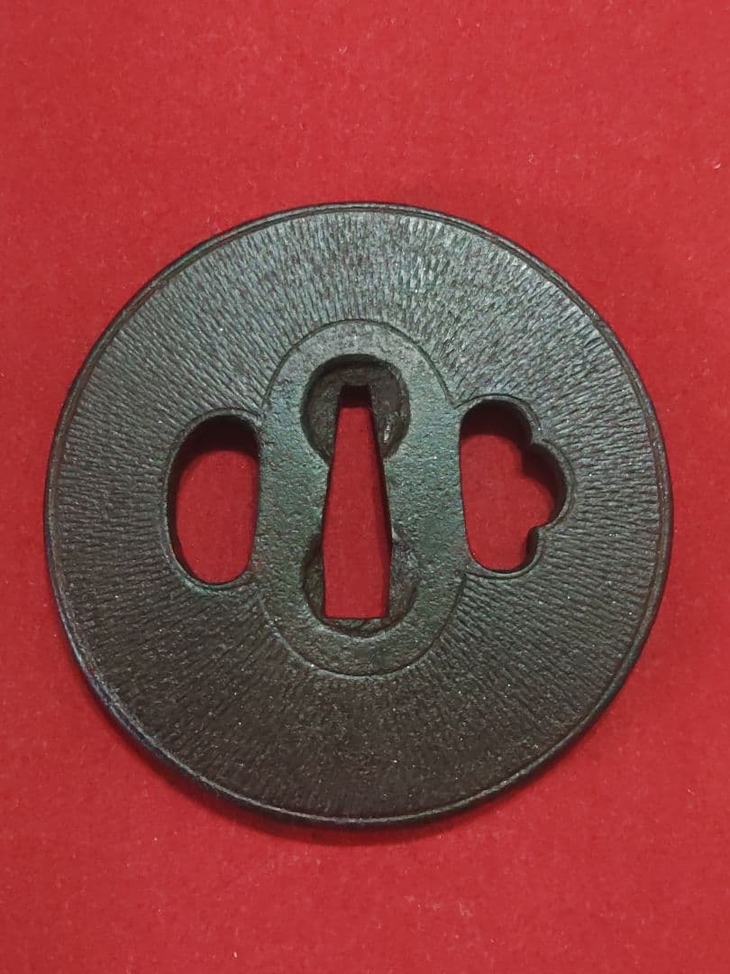 円形鍔　毛彫り　覆輪？　武具　ツバ　かわいい鍔　厚手つば　鉄製　刀装具