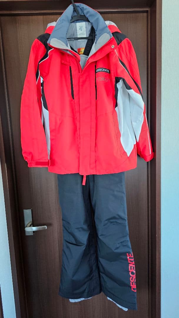 DESCENTEスキーウエア上下(子供用、１６０センチ)
