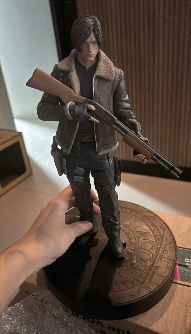 バイオハザード 4 レオン・S・ケネディ フィギュア 新品