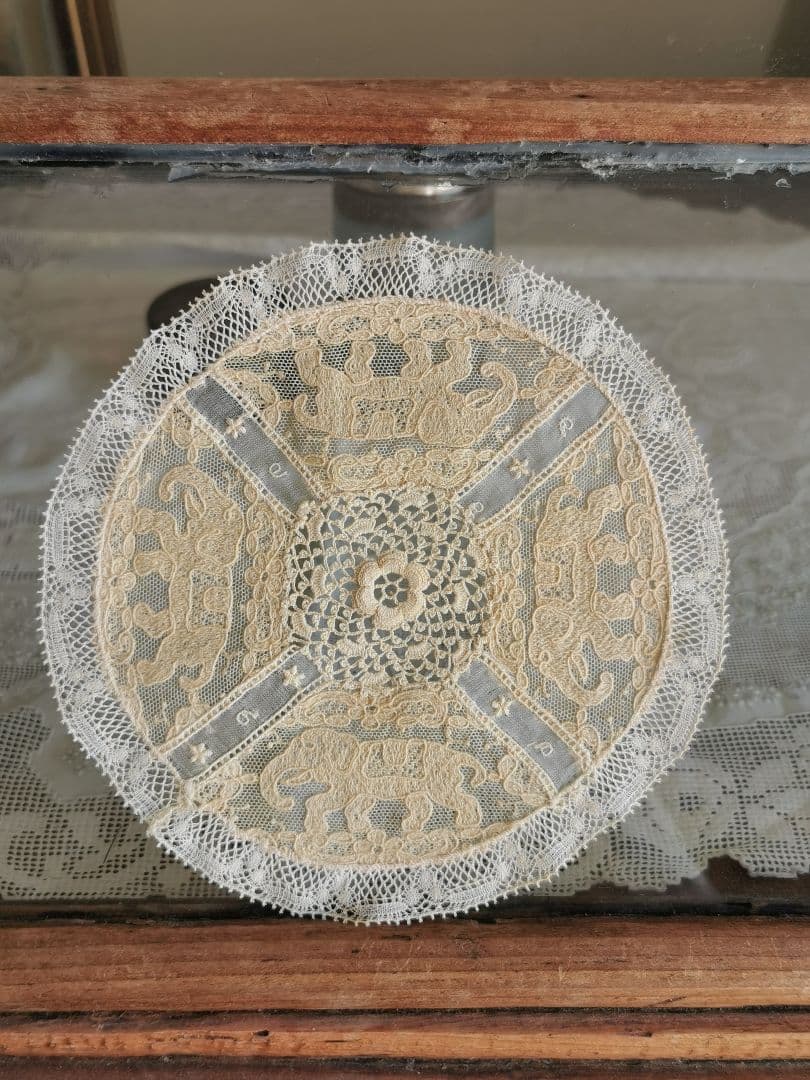 アンティーク 4頭の象アランソン クロシェ編の花 ノルマンディーレースドイリー