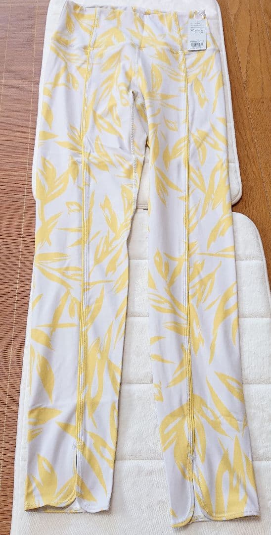 新品タグ付き ヨガウェア ヨガレギンス おしゃれなリーフ模様