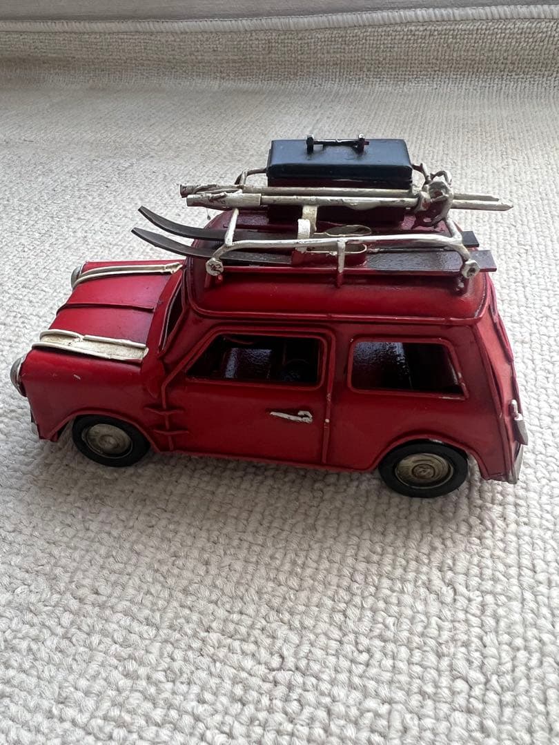 赤いミニカー スキー板付き