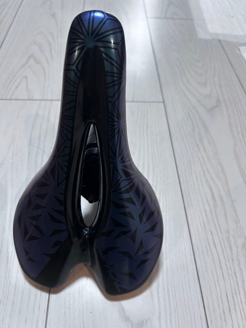 レディースキャノンデールロードバイク サドル黒紫 幾何学模様