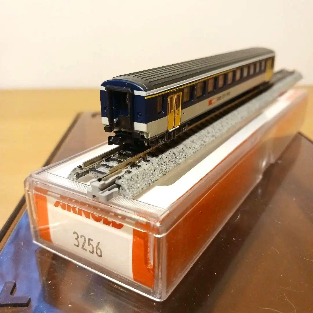 Nゲージ Fleischmann 電気機関車 及び Arnold 客車４両セット