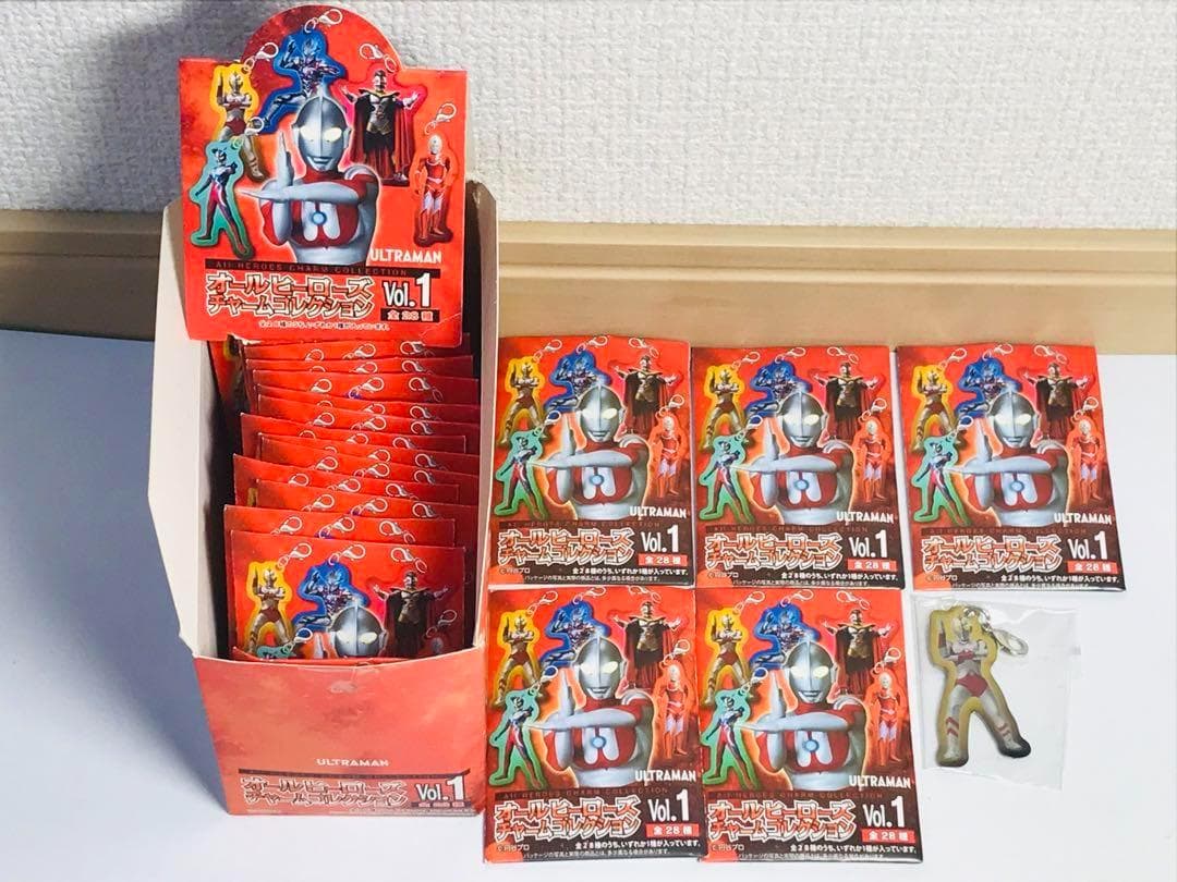 【28個セット】ウルトラマン　オールヒーローズ　チャームコレクション