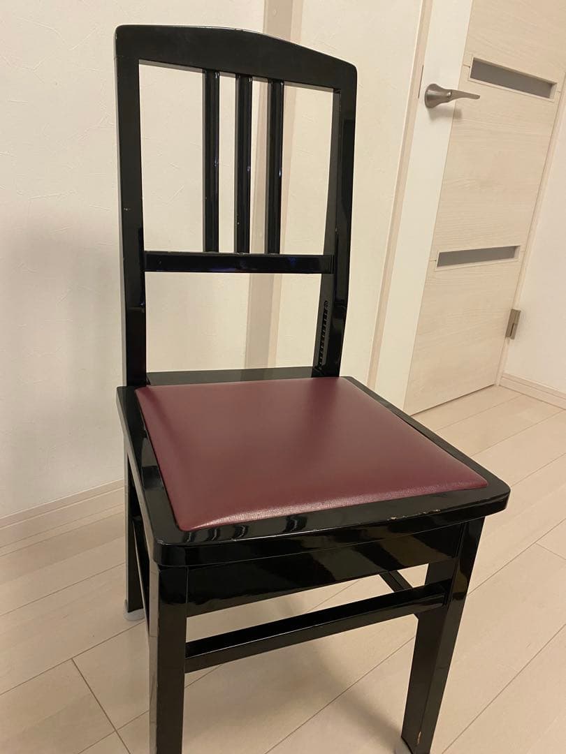 黒い椅子 ワインレッド座面付き　ピアノ椅子
