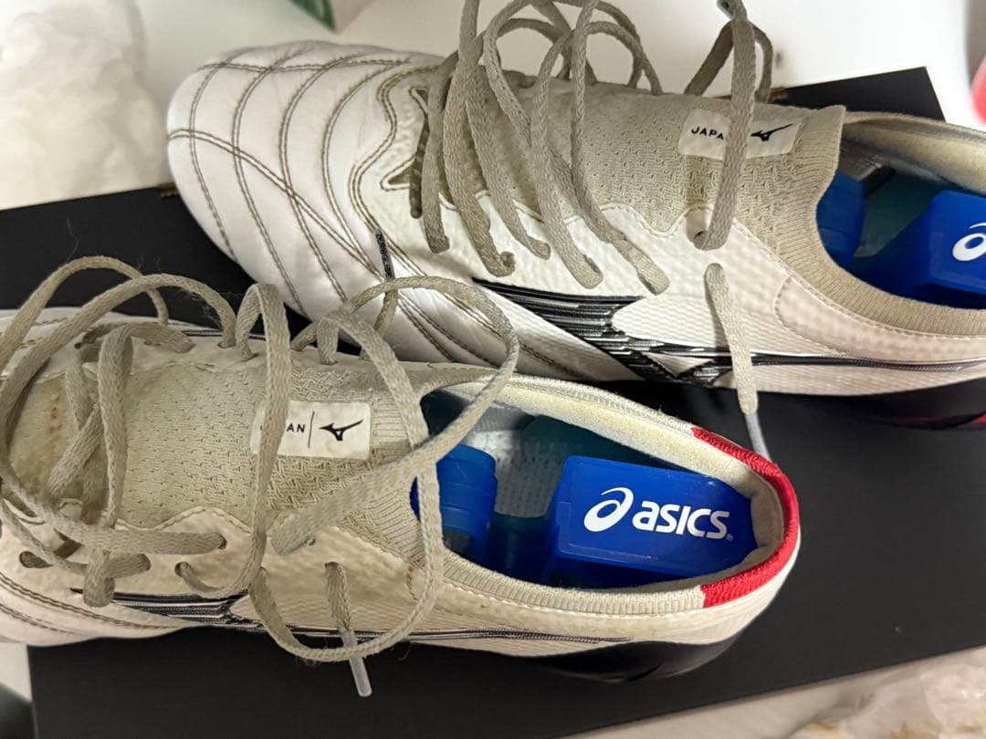 ミズノモレリア4βサッカーシューズ・スパイク ホワイト/レッド 日本製